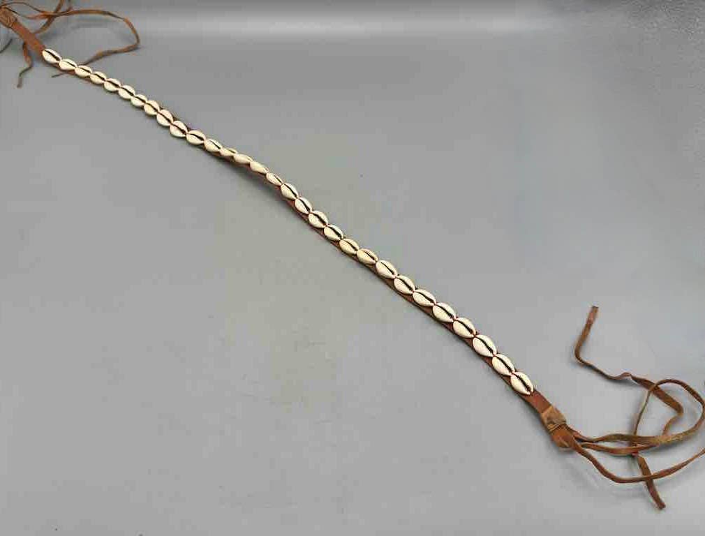 The Niger Bend – Großhandel Gürtel – Damen – Schmaler afrikanischer Krawattenverschluss aus echtem Kaurimuschelleder7