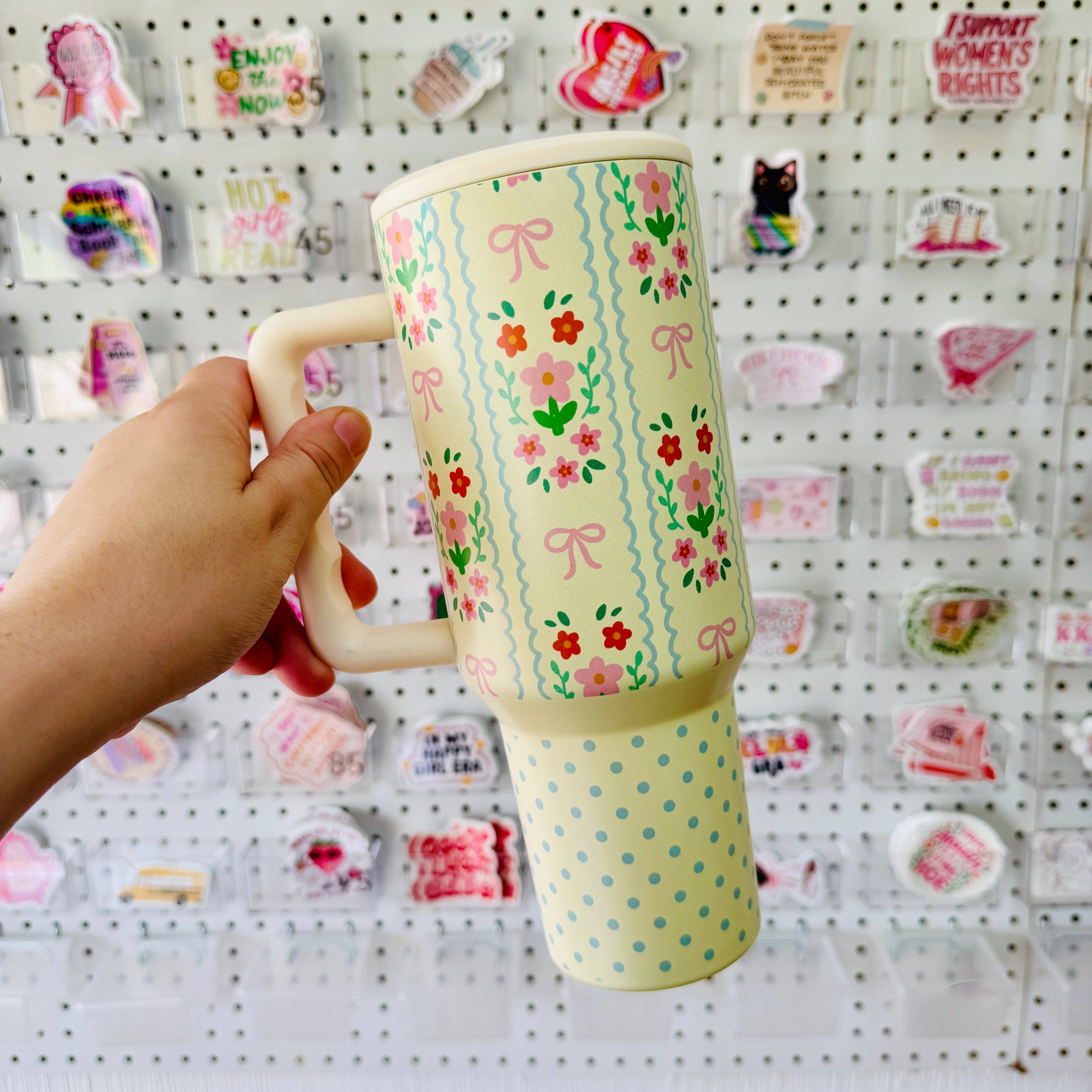 Sonny Rising - Vendita all'ingrosso Bicchiere/tazza termica - Bicchiere da 40oz con coperchio e cannuccia, File di fiori estivi su crema1