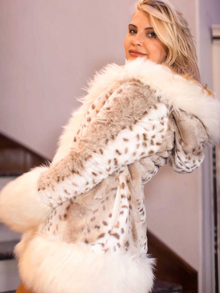 Abrigo Playa Petite para Mujer en "Snow Lynx" STOCK para venta al por mayor de Dolce Aqua Swimwear