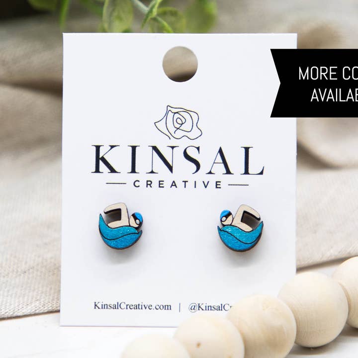 Orecchini a perno in legno nuotatore per la vendita all'ingrosso da parte di Kinsal Creative