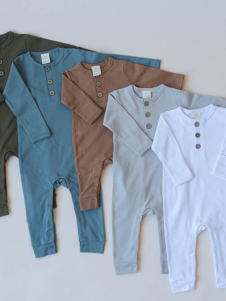 Pagliaccetto Henley in Cotone Organico per la vendita all'ingrosso da parte di Little Joy Co.