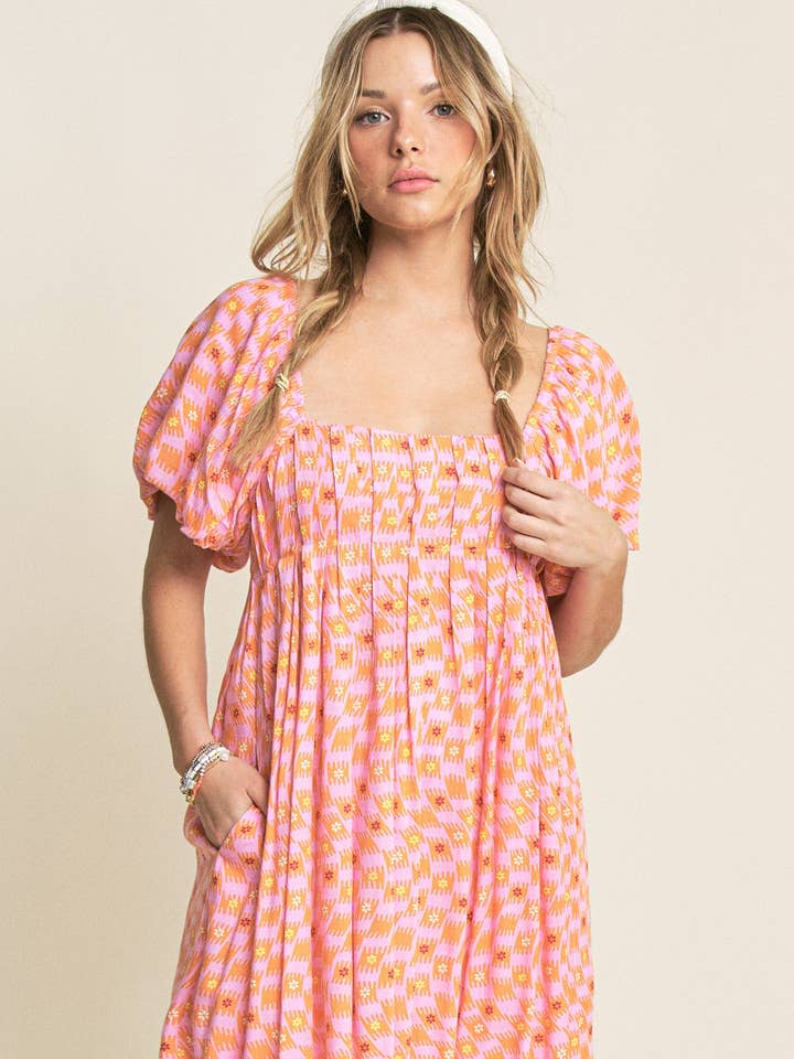 Robe courte vintage rose à fleurs avec manches bouffantes et fronces pour la vente par Stylish Wholesale
