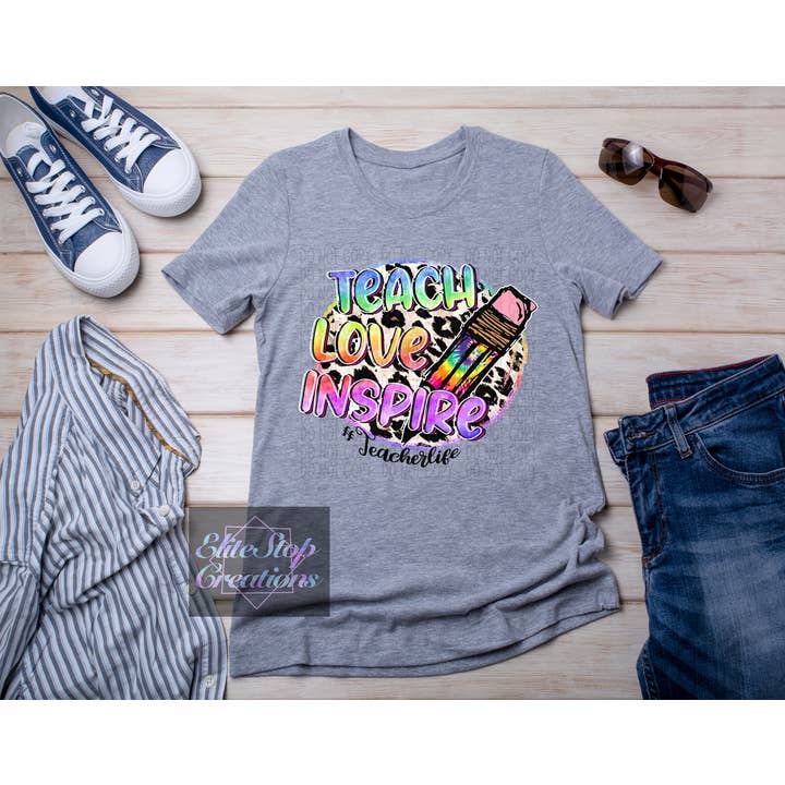 Pour adultes : Teach Love Inspire | T-shirt illustré | T-shirt complet pour la vente par EliteStop Creations