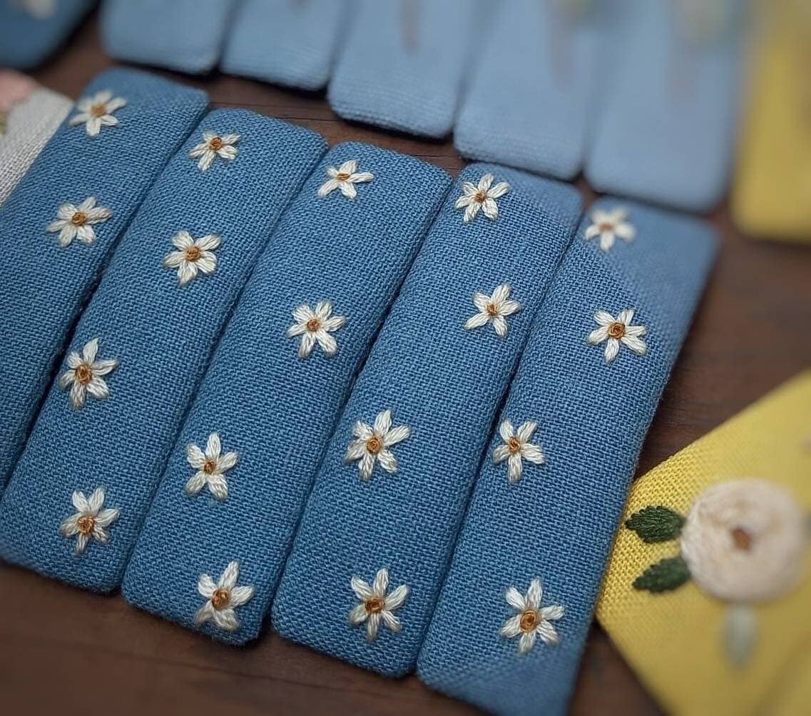 Quince Fables - Vente Barrette – femme - Barrette à cheveux brodée Small Daisies1