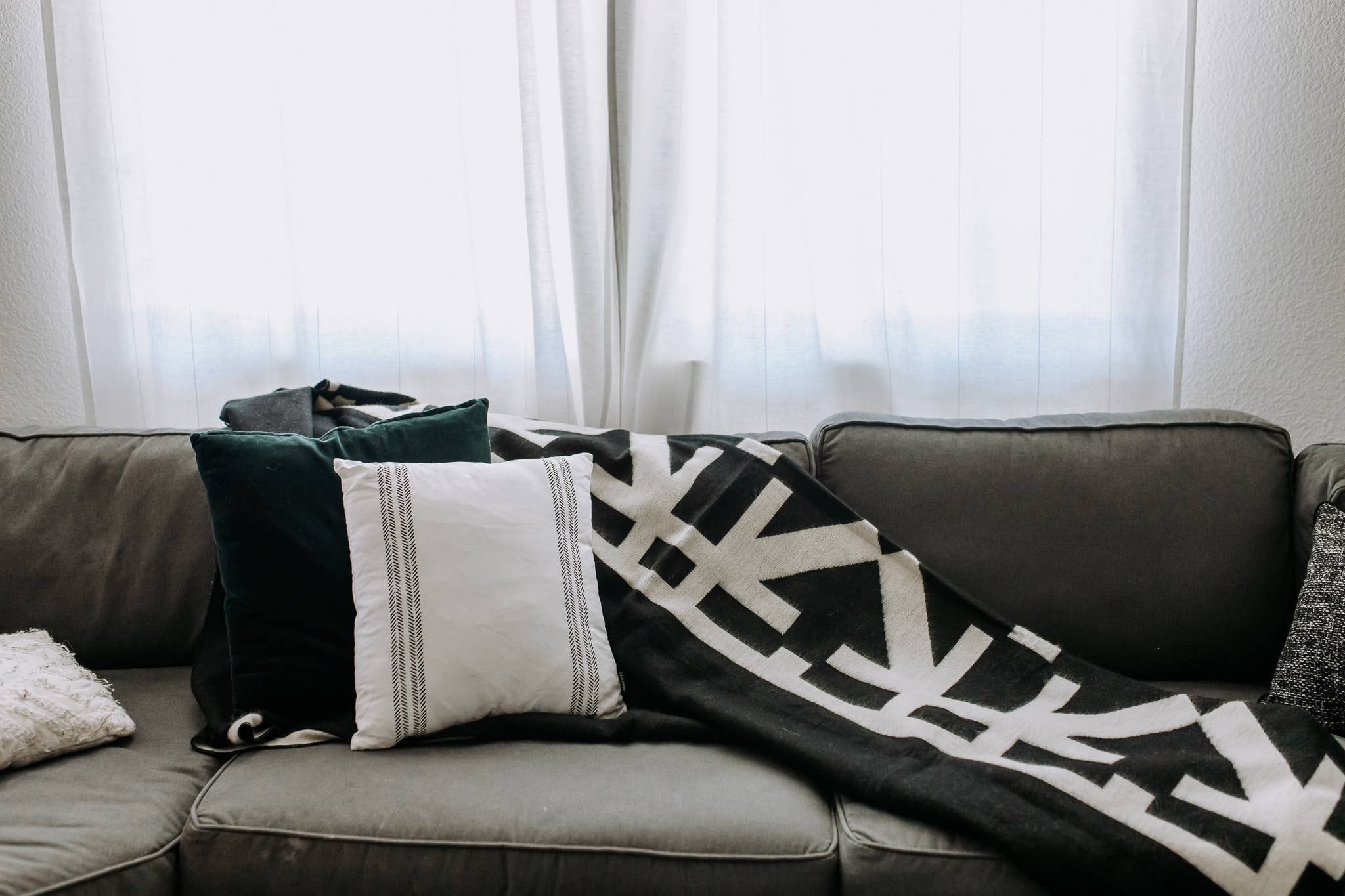 Beyond Borders Collective | Artisan-Made Blankets & Throws - Wholesale Throw Blanket - Destino Blanket - Natural / Black | home decor | Spring Deco3