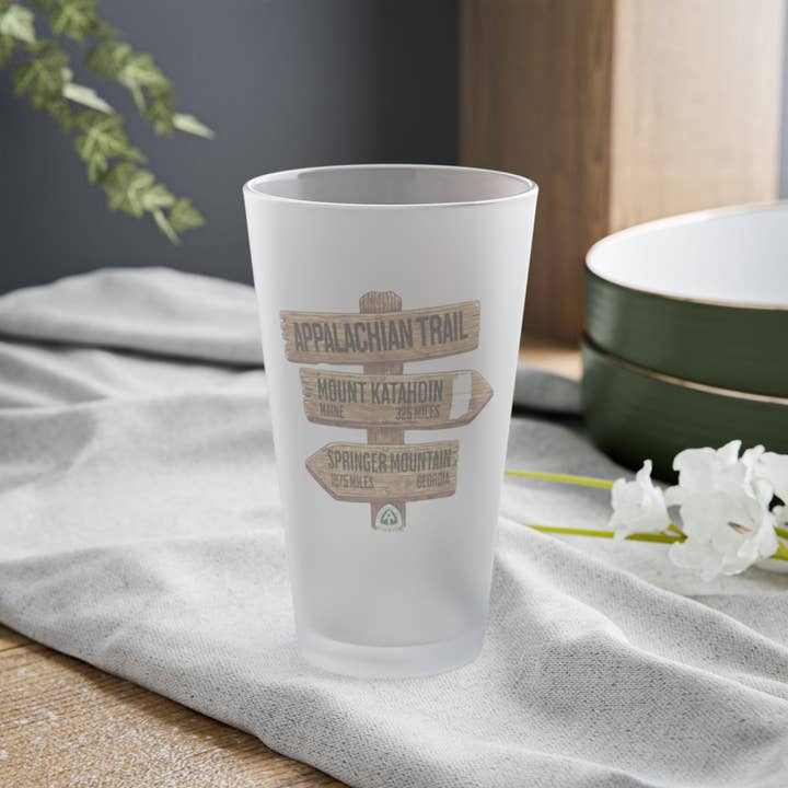 Park Service Apparel - Venta al por mayor Jarras de cerveza - Vaso de pinta esmerilado de 16 oz con señal de millaje de madera del Sendero de los Apalaches