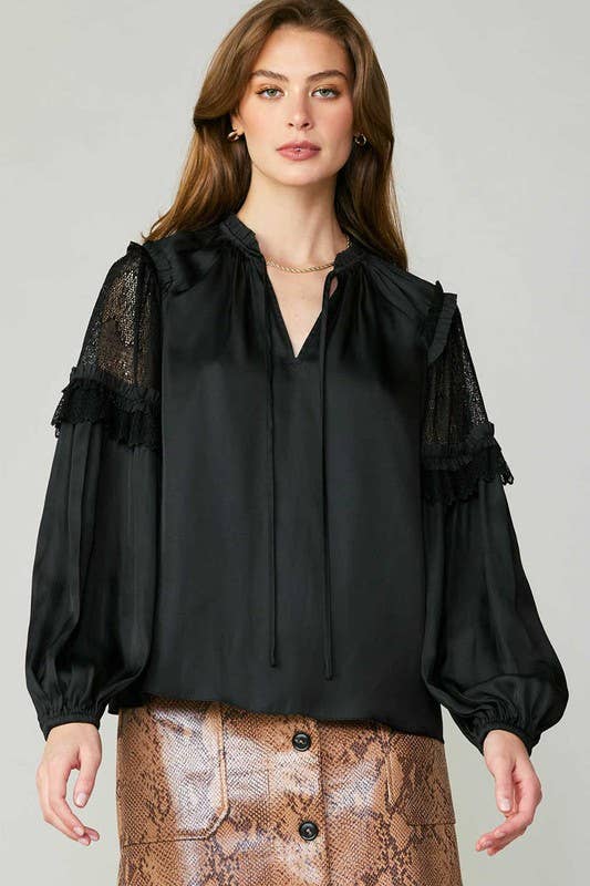 Current Air – Engroshandel Bluse - Dame – Bluse med blondeærmer og flæsedetaljer0