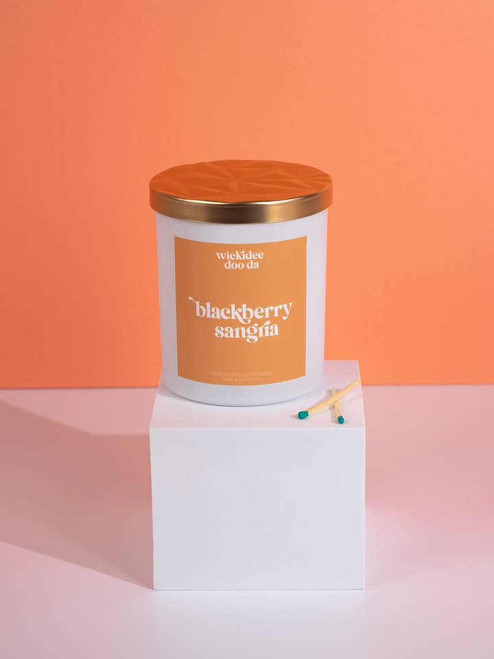 Blackberry Sangria Soy Candle | Large for engroshandel hos Wickidee Doo Da