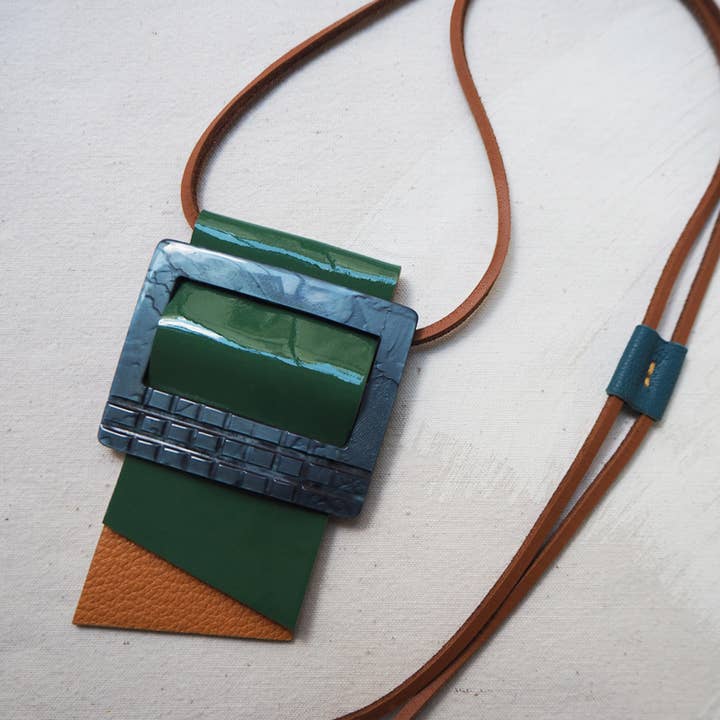 Collier Créateur Cuir Vert Bleu Cravateen pour la vente par Buttons Paradise