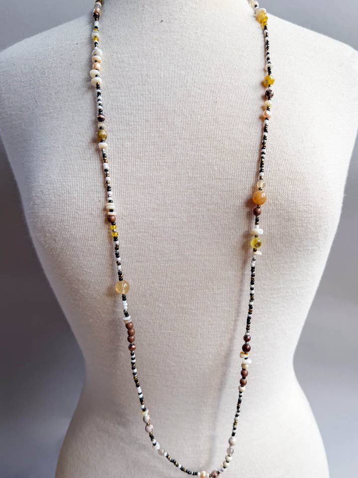 Collier Bégonia Beige pour la vente par Dylan Designs