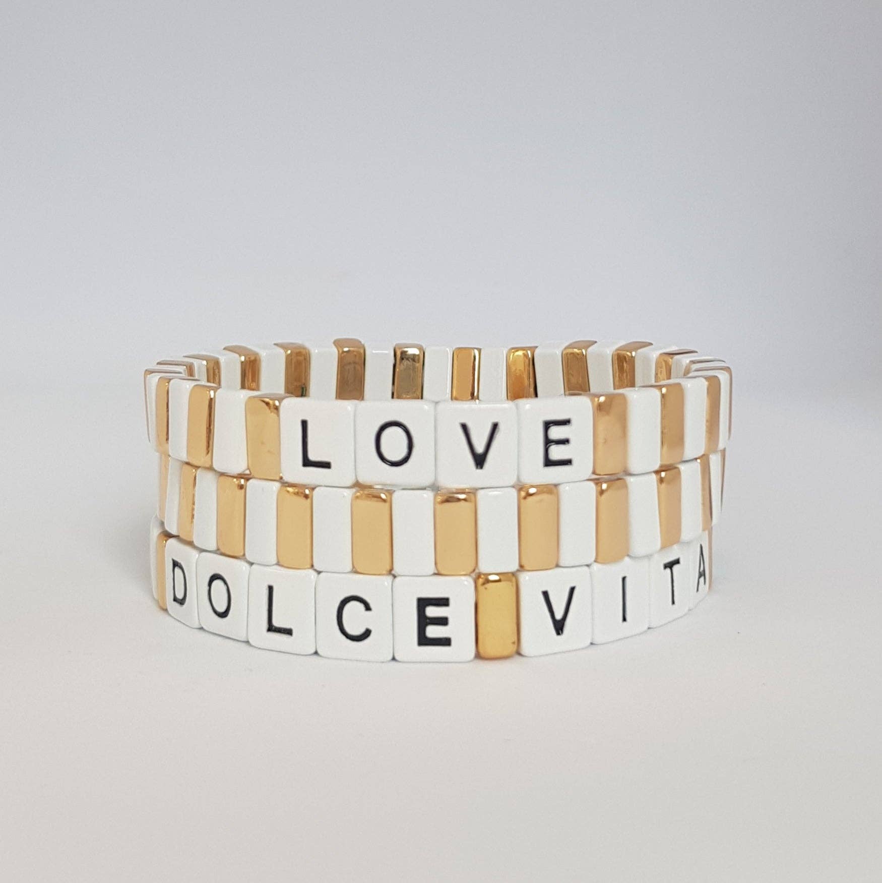 With Love Jewellery – Engroshandel Perlearmbånd – Boho Emalje Flise Armbånd | Hvid og Guld1