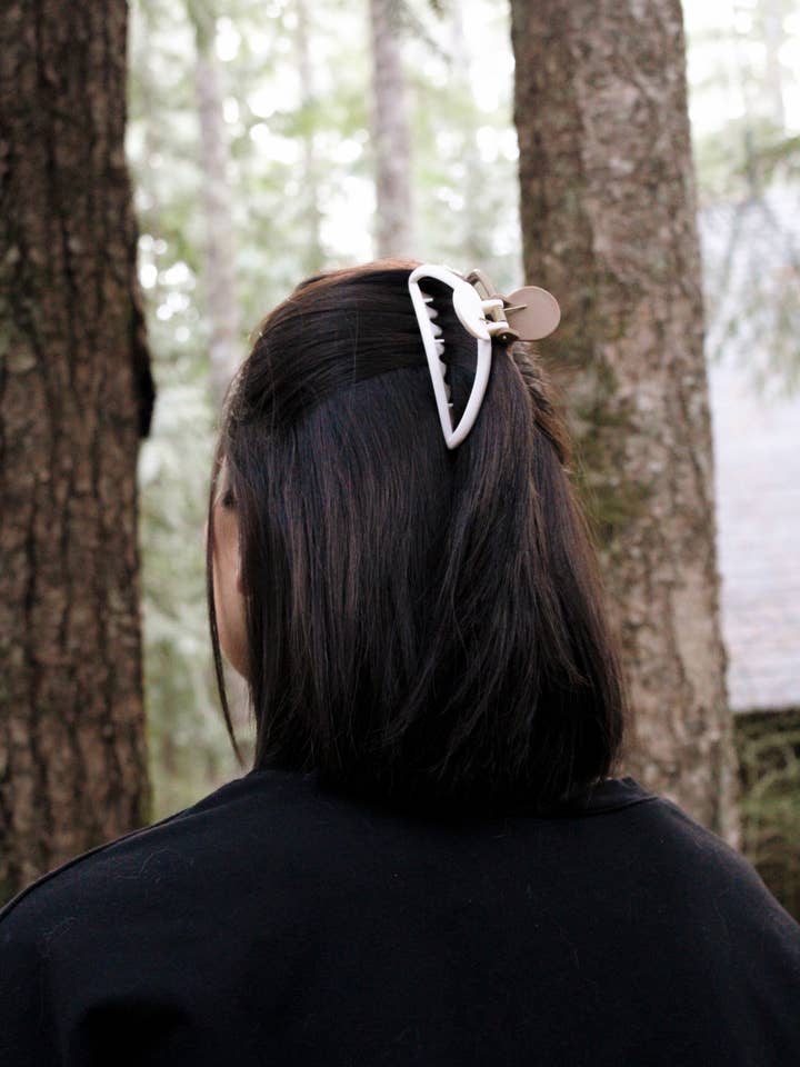 Latte Skum Soft Matte Stor Claw Clips for engroshandel hos BANDED