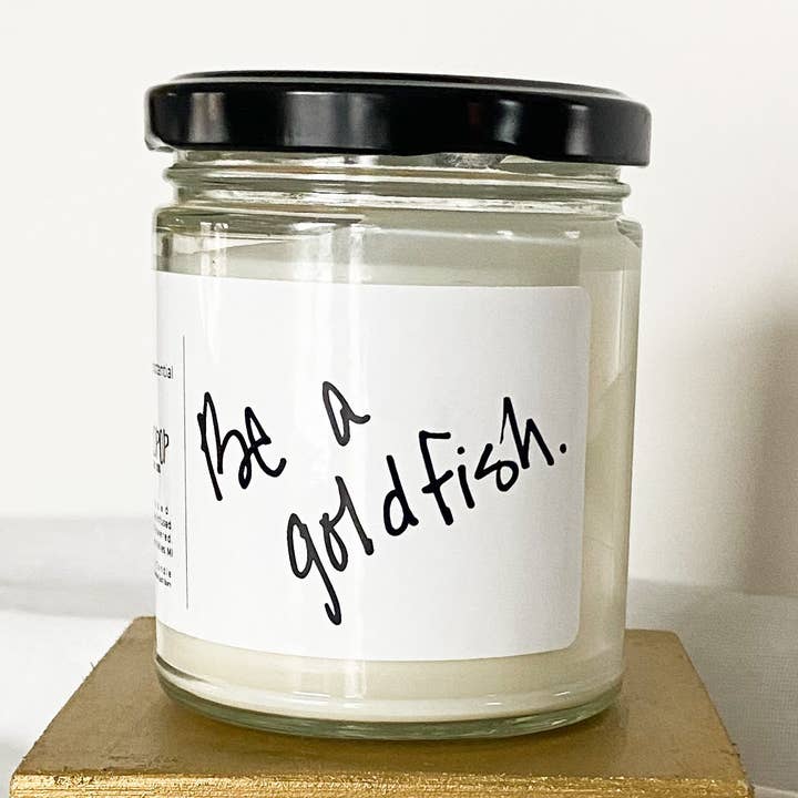 Soyez un poisson rouge - Inspiré de Ted Lasso pour la vente par Wicked Pop Candle Co.