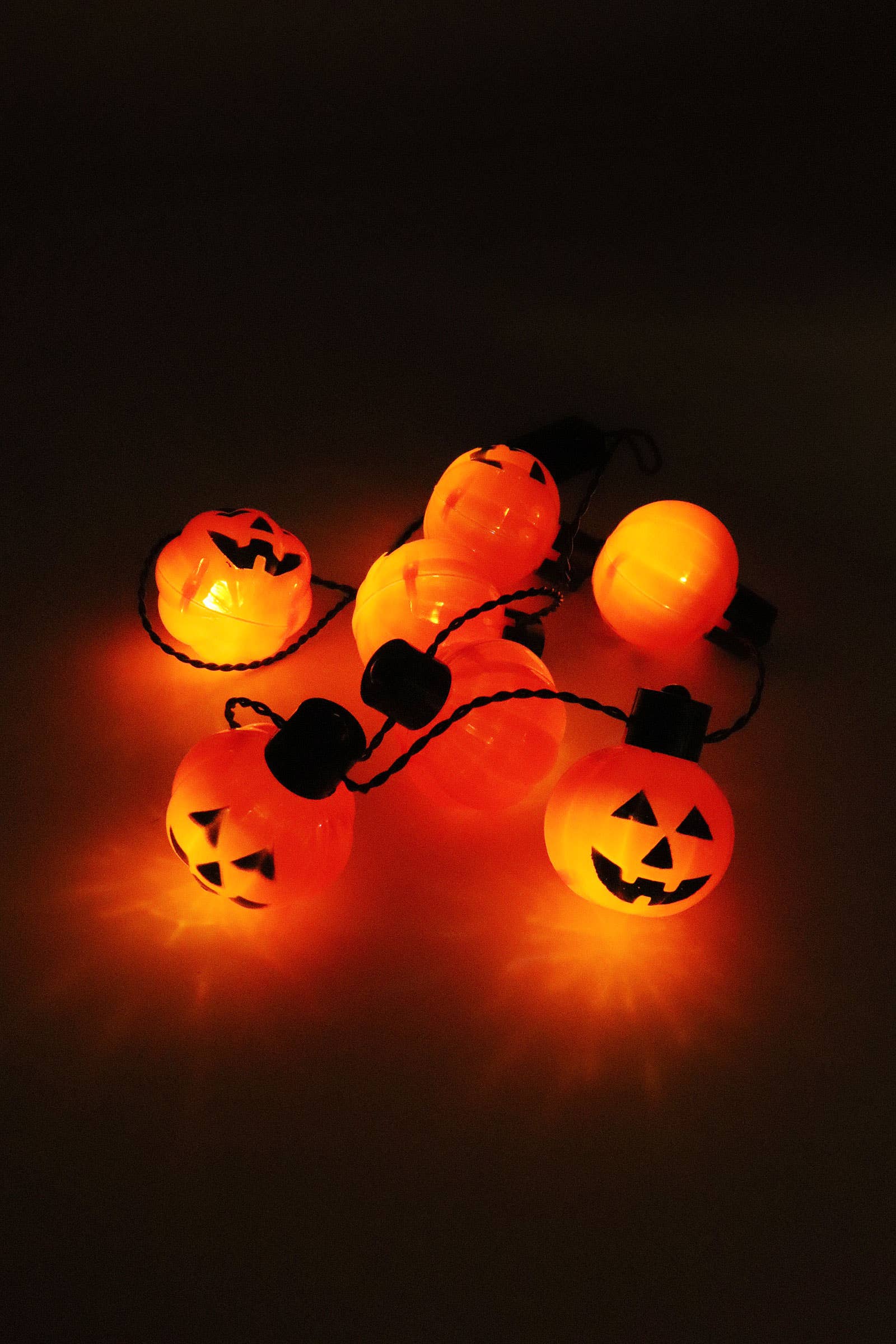 COME MOSTRATO Collana con lampadine a stringa a LED di Halloween in vendita all'ingrosso su Faire4