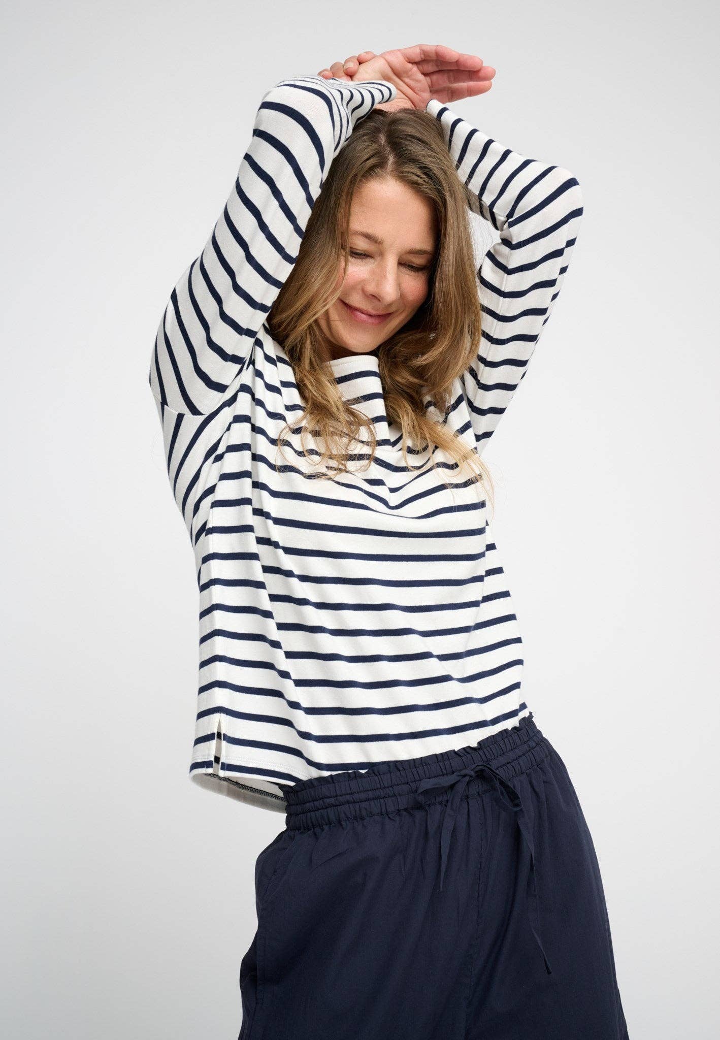 Ecru/Navy Stripe Blessed sweatshirt med ränder - ecru/marinblå för wholesale på Faire3