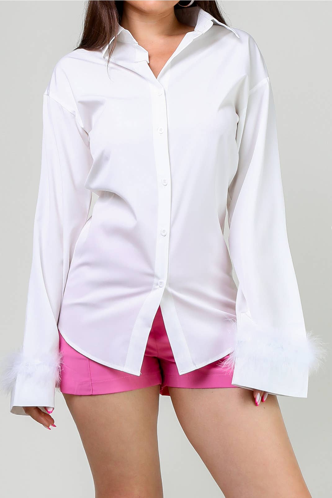 BLANC robe de nuit en satin à revers contrastés sur le devant en vente sur Faire1