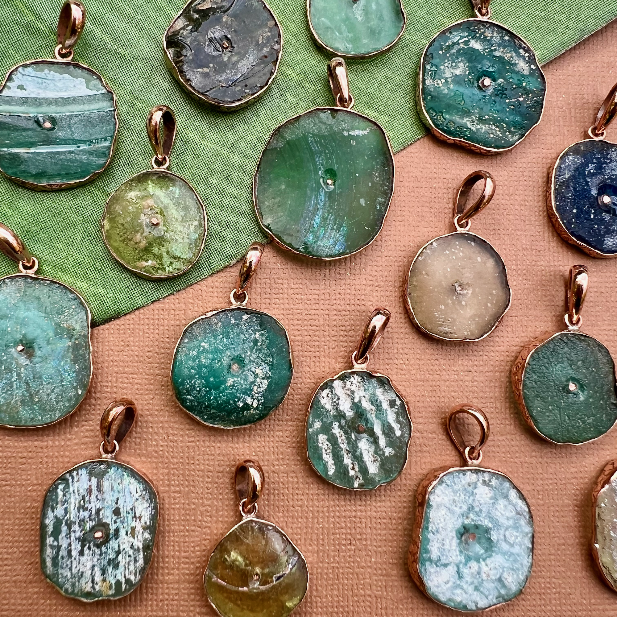 Bead Goes On - Vente Perle - Pendentifs en verre romain de la Route de la Soie ronds montés en cuivre2