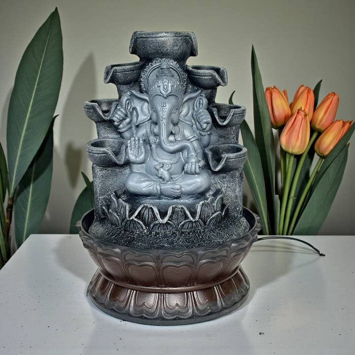Fontaine à eau Ganesh à 4 niveaux avec orbe en cristal et statue Ganesh pour la vente par Earths Elements Wholesale
