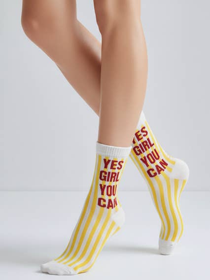 YES GIRL - geel voor wholesale door DAILYSOCKS