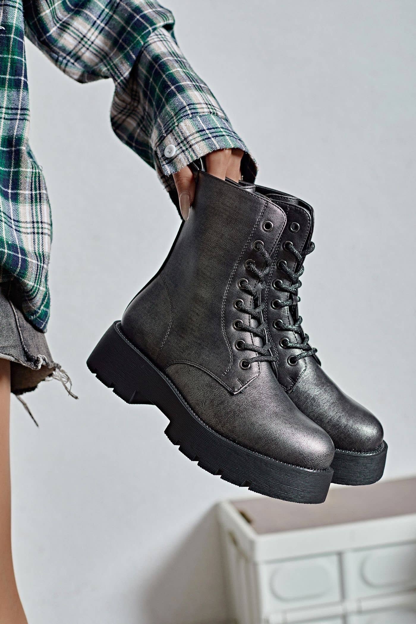 SWEET MAGIC MODA Y COMPLEMENTOS - Wholesale Boots - Unisex - MILITARY-STYLE BOOT WITH LACES 0
