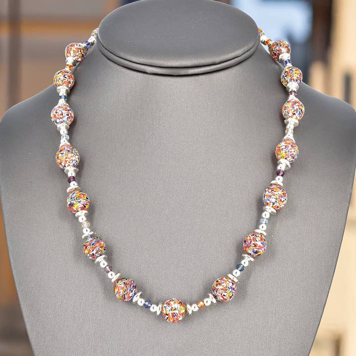 Collana moderna multicolore con perline rotonde in vetro di Murano italiano con chiusura in argento Sterling per la vendita all'ingrosso da parte di Viktoria Simonë