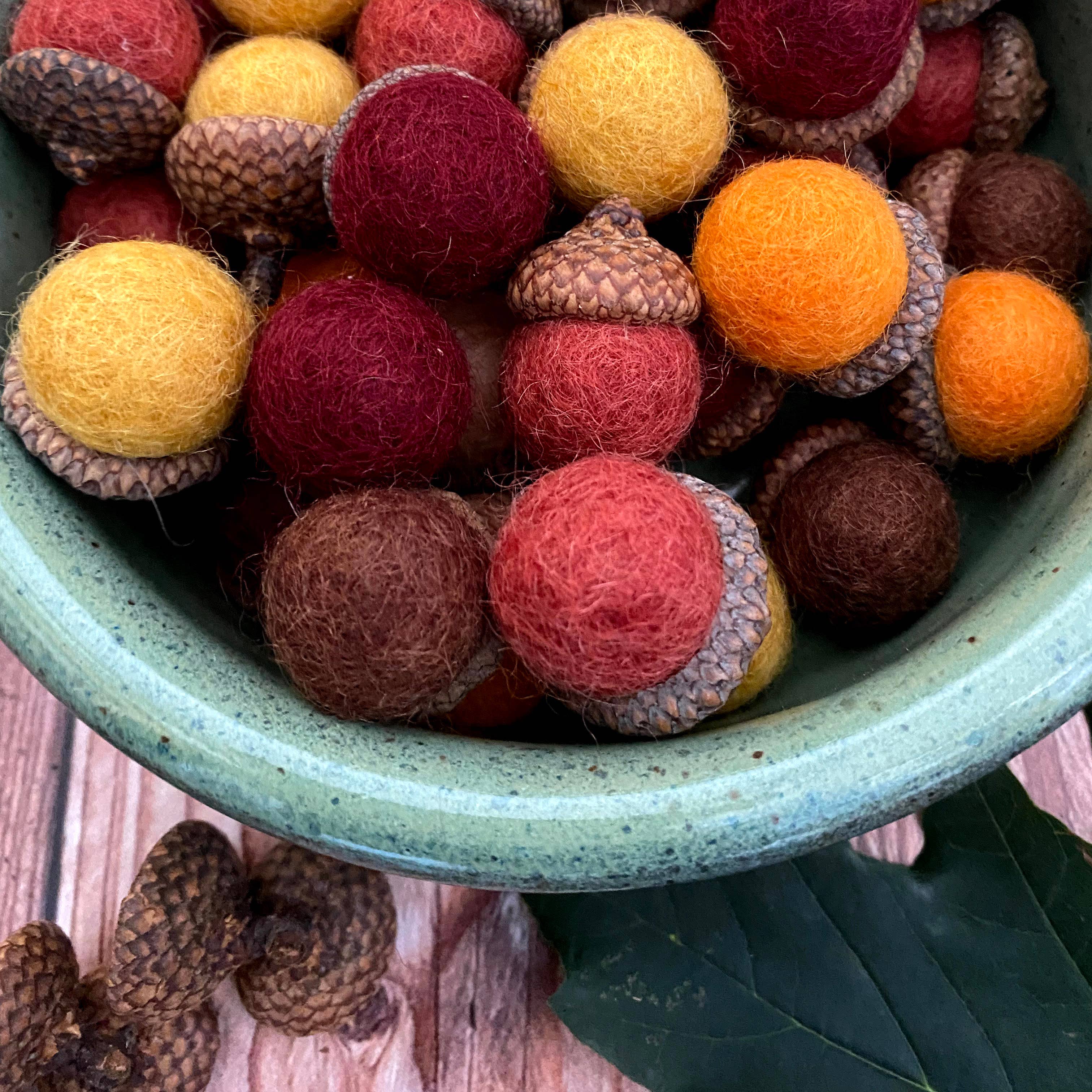 Oakwind Hollow – wholesale Decorative tabletop object – Felt Wool Acorns Pumpkin Spice - Regular Size2