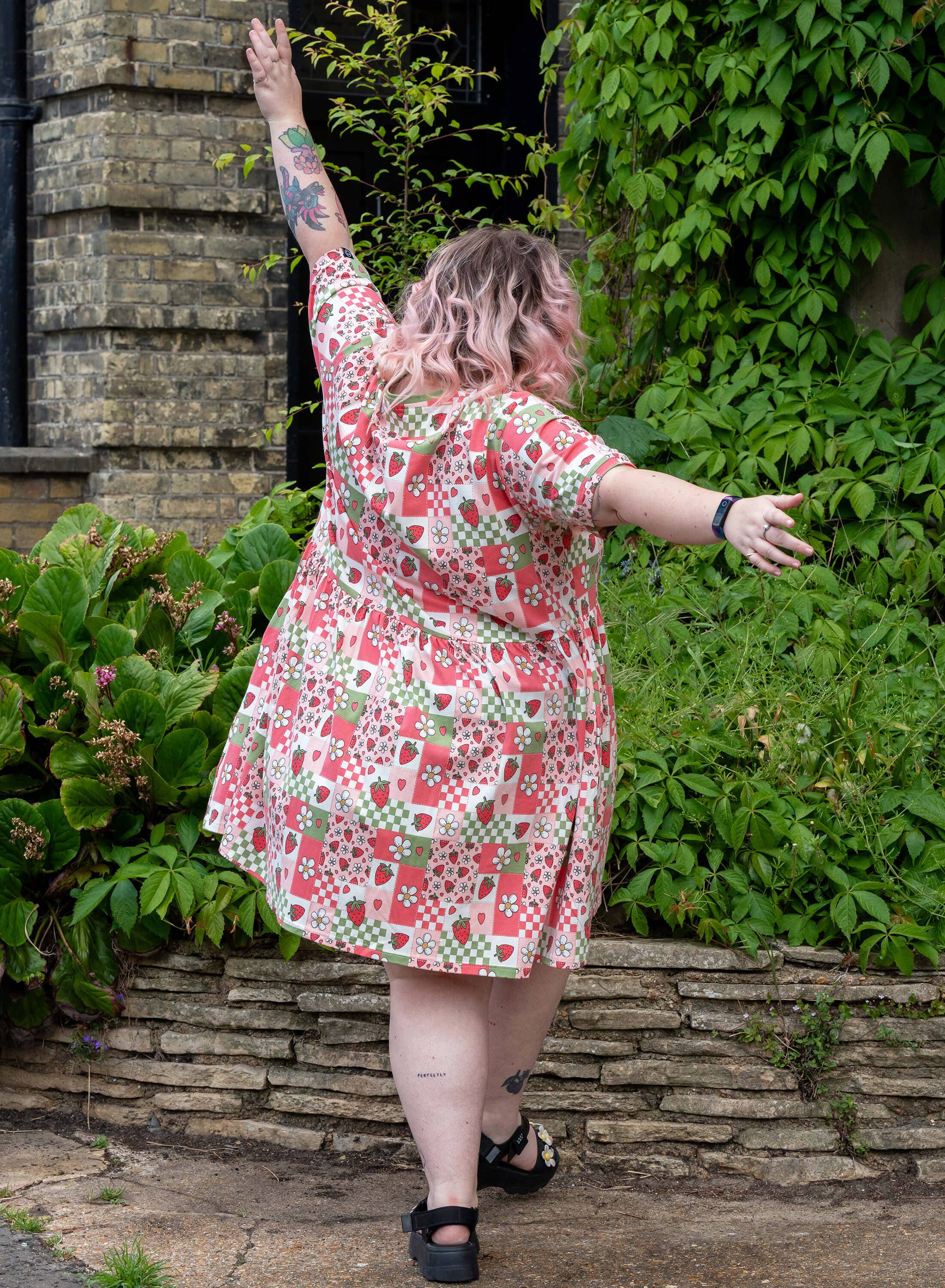 Rebel Romance – wholesale Dress – Women's – Rebel Romance Strawberry Picnic Stretch Smock Dress4