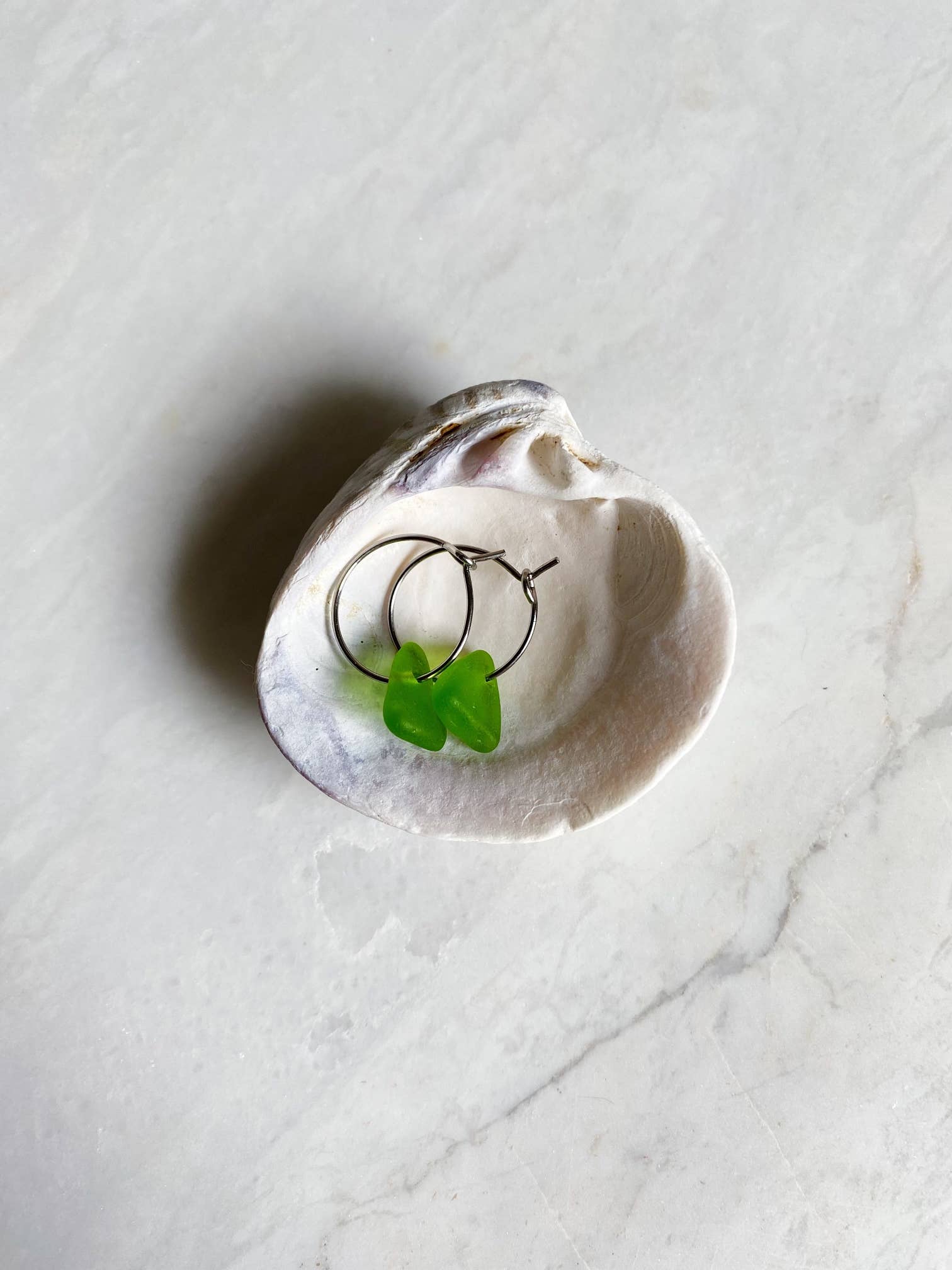 Salt & Pine - Vente Créoles - Boucles d’oreilles créoles en verre de mer • Petit cadeau côtier à moins de 15 $2