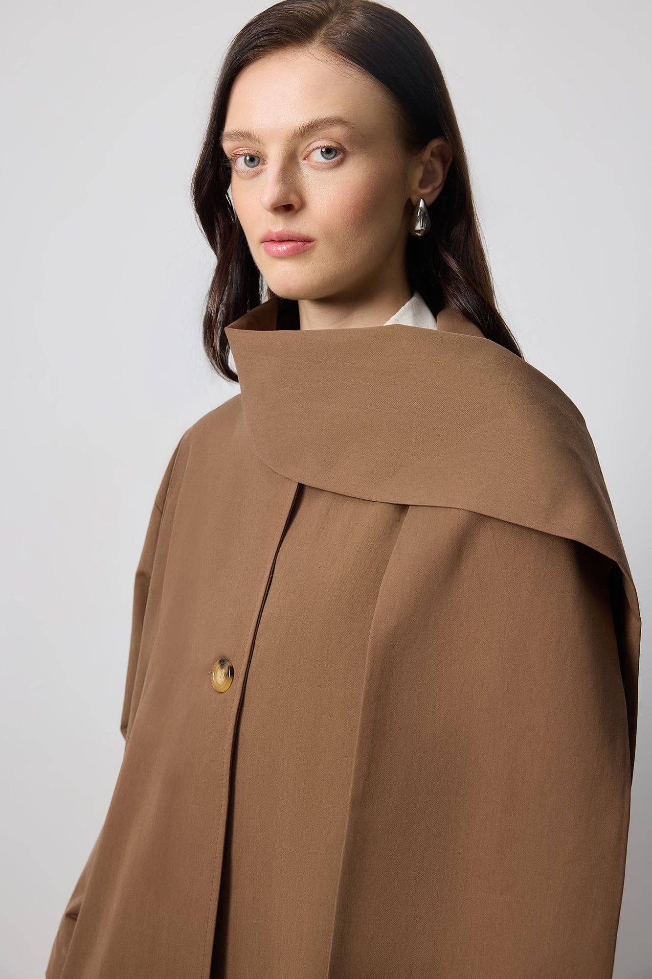 Kahverengi CAPPOTTO TRENCH CON DETTAGLI A SCIARPA in vendita all'ingrosso su Faire2