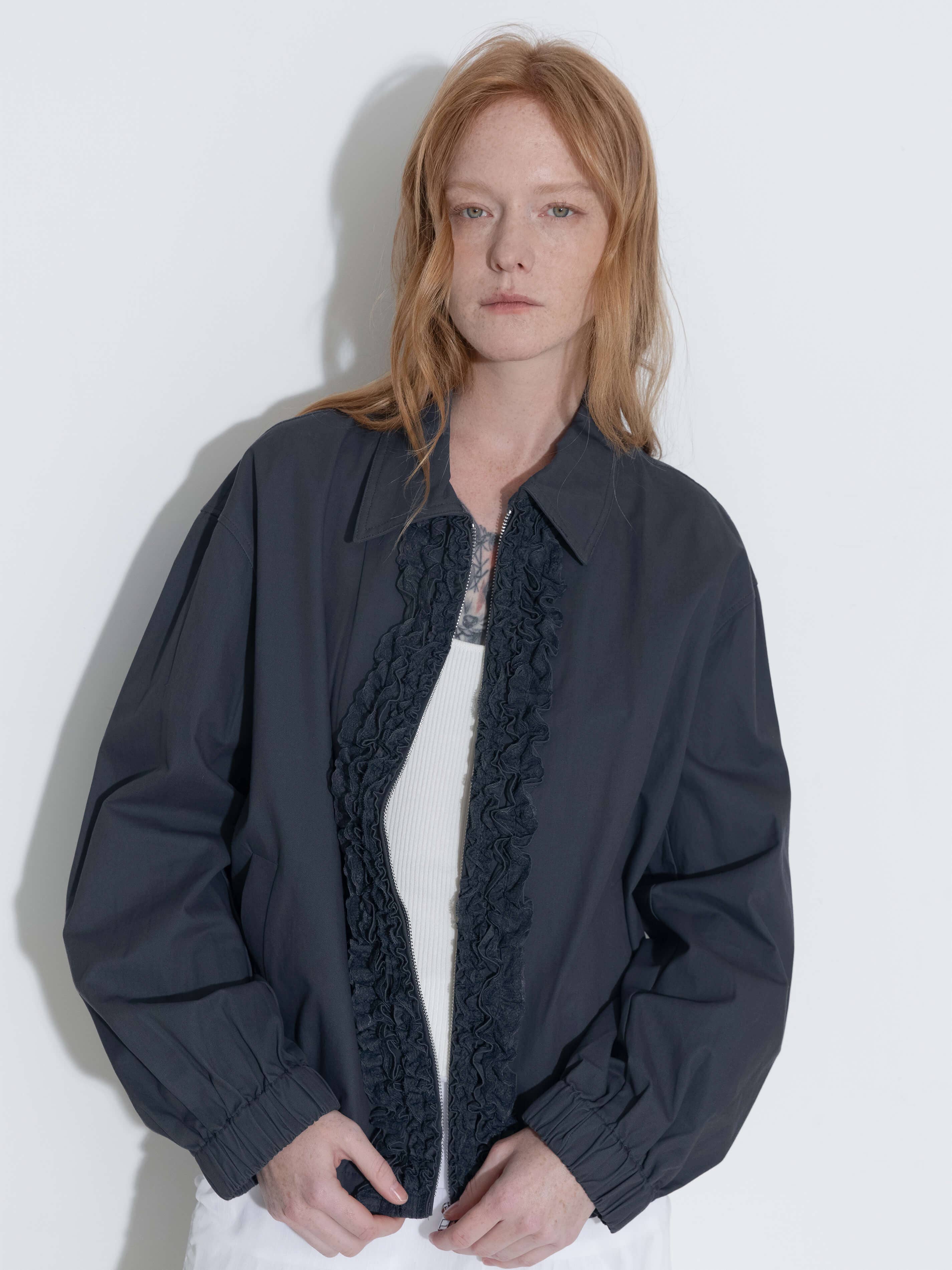 CUBIC – Engroshandel Jakke - Dame – Bomuldsjakke med flæser og lynlås samt elastiske ærmegab15