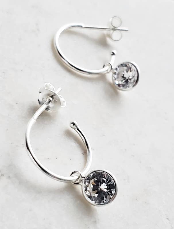 Sosie Designs - Venta al por mayor Pendientes de aro - Aro abierto plateado con tachuelas de cristal - transparente2