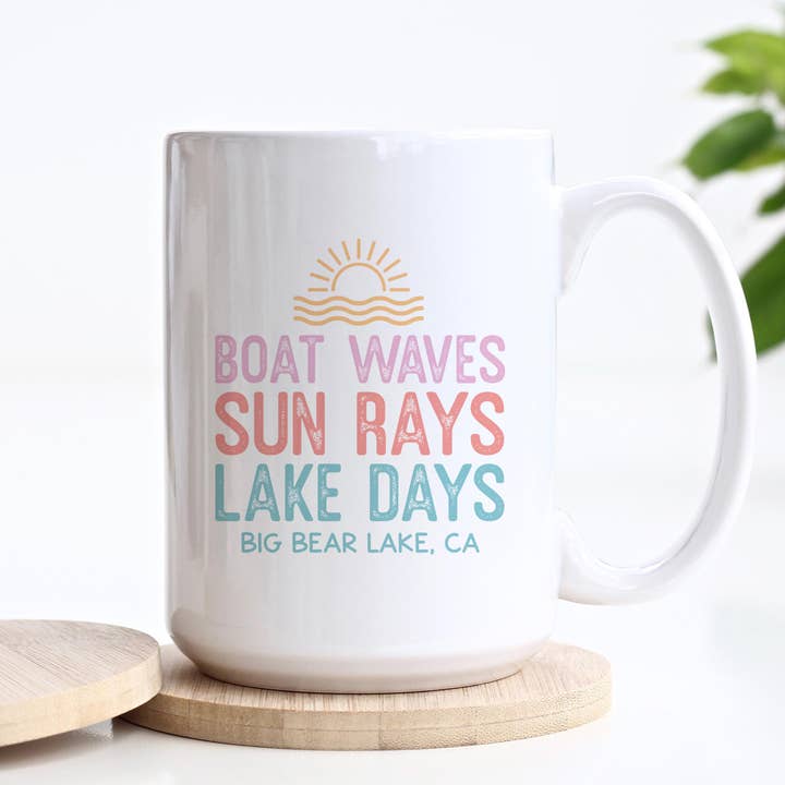 Tazza in ceramica Sun Rays Lake Days Lake Custom Town, Lake per la vendita all'ingrosso da parte di Heart & Willow Prints