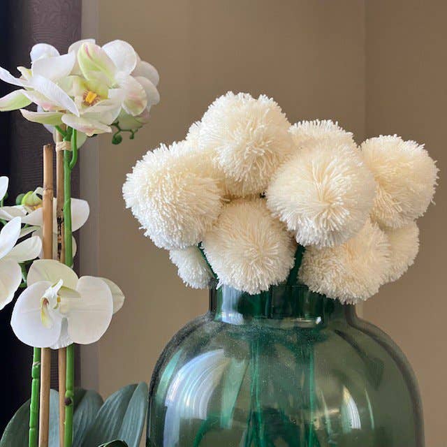 Luna-Leena  - handmade in Nepal - Vente Fleurs artificielles - Fleur pompon 'Lisa' blanc cassé - 1 fleur - laine douce fait main1