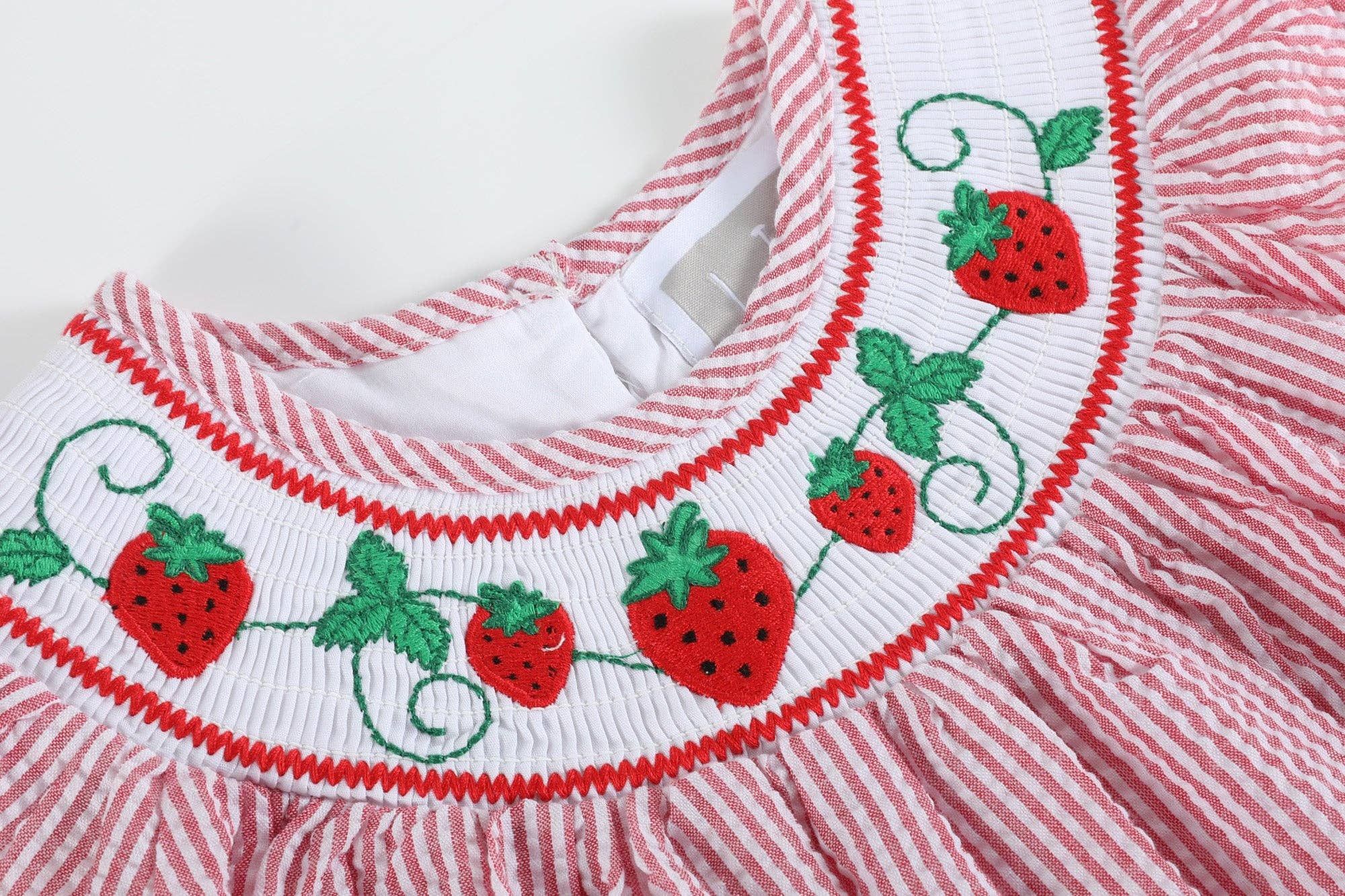 Lil Cactus - Vente Robe – enfant - Robe évêque smockée à fraises en seersucker rouge2