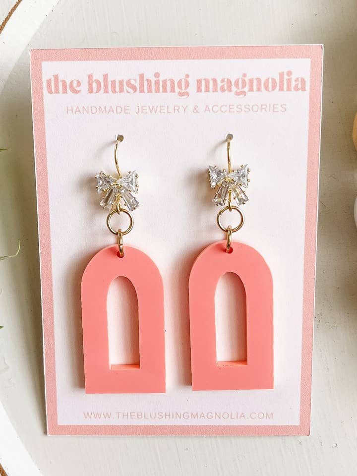 Brincos Dangle Coral por atacado de The Blushing Magnolia