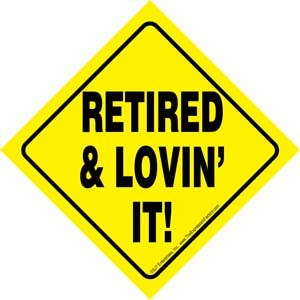 Pensionerad & Lovin"It Auto Attitudes Bilskyltar med sugkopp för wholesale av SJT Enterprises, Inc.