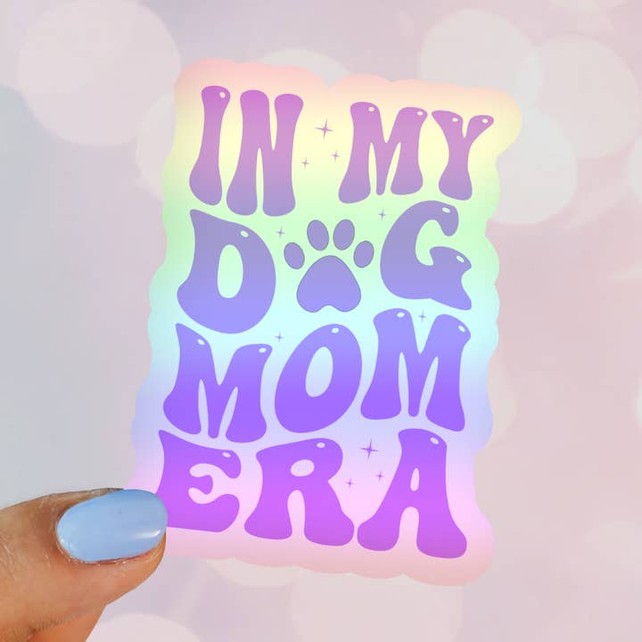 Autocollant holographique "Dans mon ère de maman chien" (inspiré par Taylor Swift) pour la vente par Wildside Dog Gear