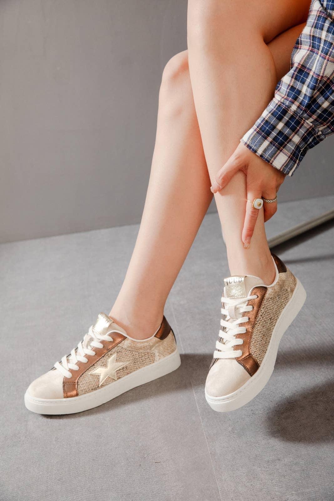 ERYNN – wholesale Vardagssneakers - Dam – Snörskor Elia med guldsparkle och metallicdetaljer16