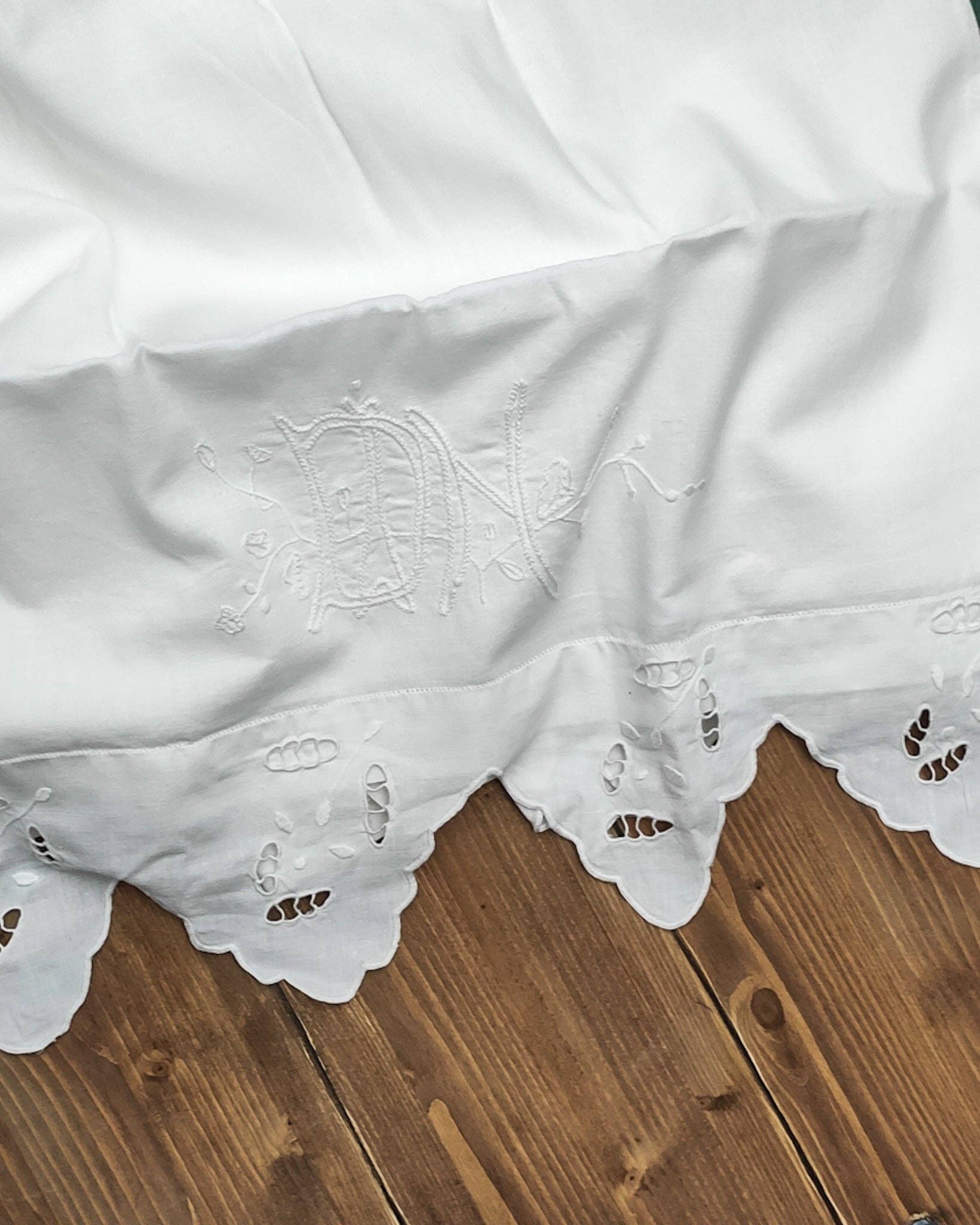 Heyfoo - Venta al por mayor Conjunto de ropa de cama - Sábanas dobles de lino blanco con bordado DN y fundas de almohada3