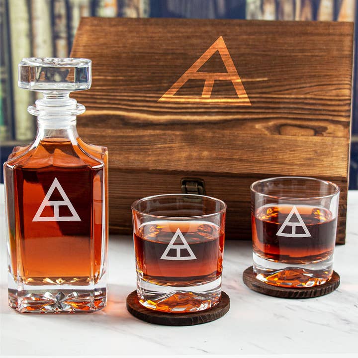 Fraternité triangulaire gravée - Ensemble de carafes à whisky personnalisées dans une boîte cadeau en bois pour la vente par MB Brands Inc