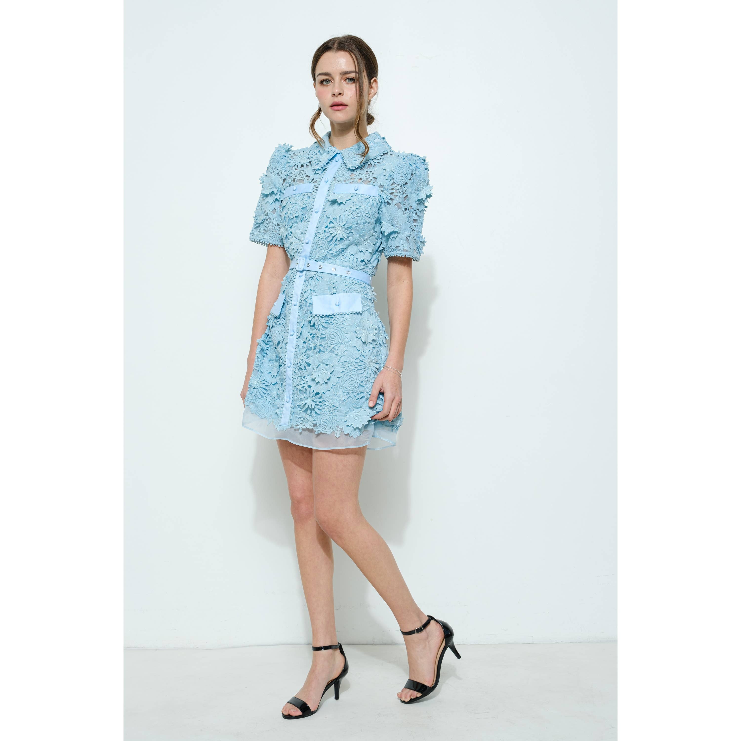 INA – Engroshandel Kjole - Dame – Kort pufærmet blomstret blonde minikjole med bælte20