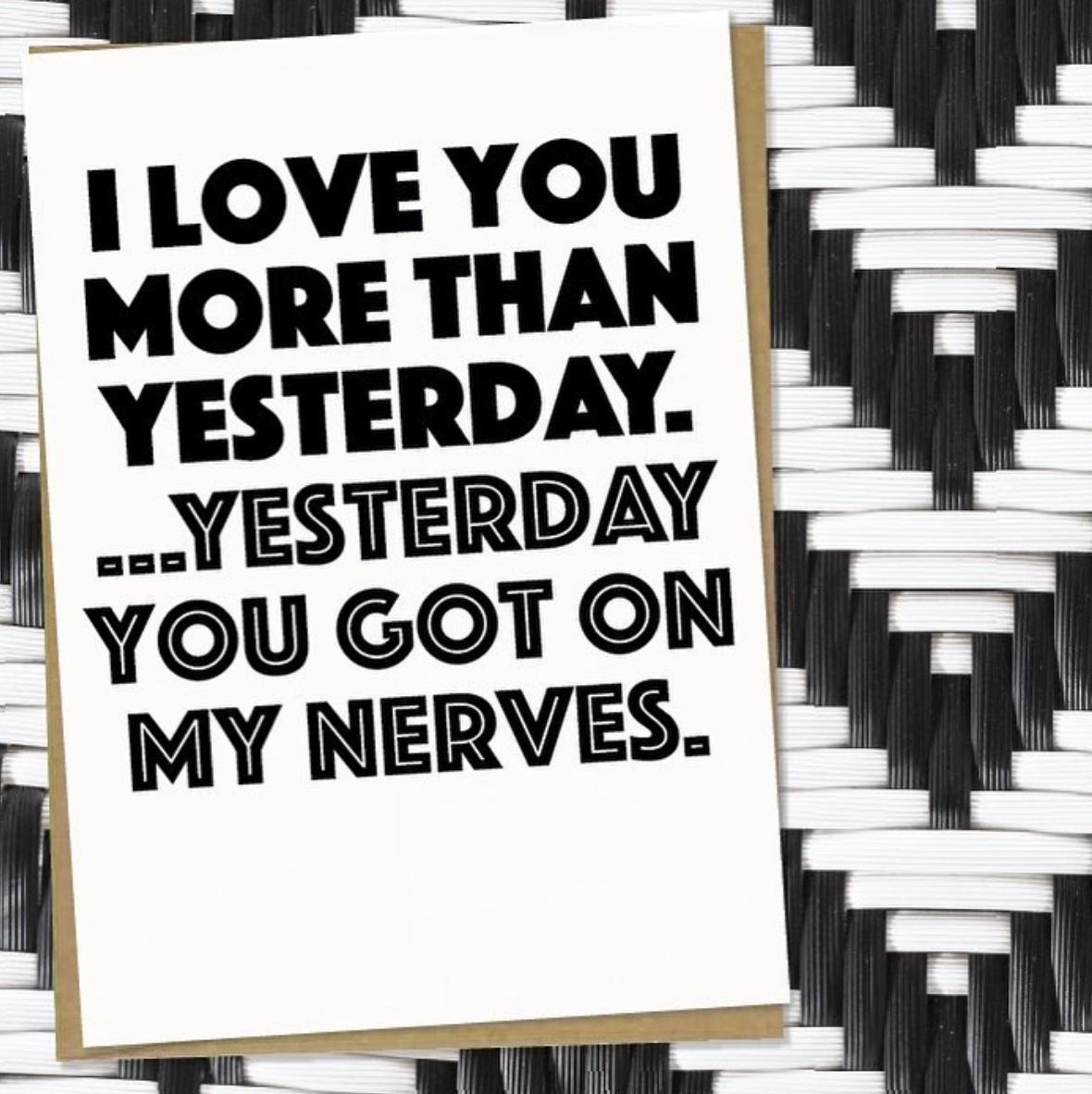Thanks You're Welcome - Vendita all'ingrosso Biglietti d'amore - Ti amo più di ieri. Ieri mi hai dato sui nervi - Biglietto d'auguri 5x72