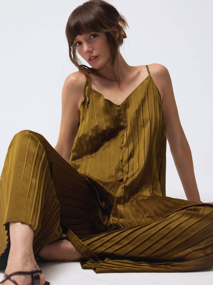 Combinaison à jambes larges en satin plissé avec bretelles à nouer et col en V pour la vente par Lara Daisy