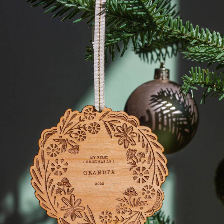 Hereafter – Großhandel Verzierung – Holzschmuck „Mein erstes Weihnachten als Opa“ -Kranz