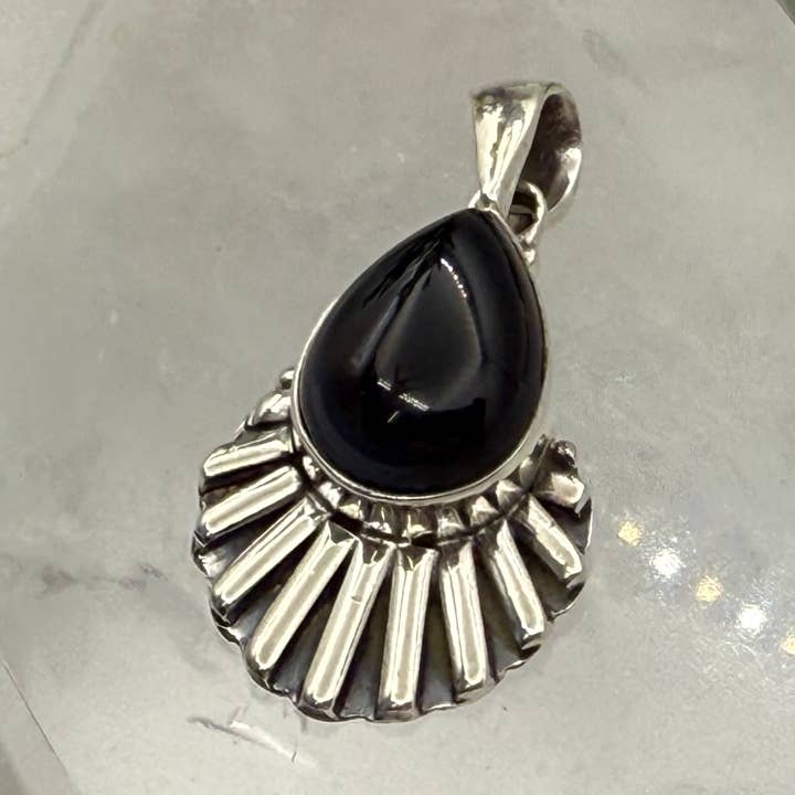 Cabochon a goccia di onice nero (12x15mm) Argento Sterling/925 per la vendita all'ingrosso da parte di Meraki Gemstones