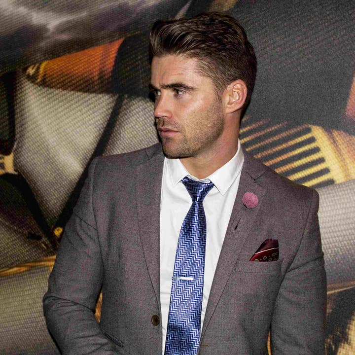 Cravate en jacquard de soie à chevrons bleue pour la vente par Mrlapel