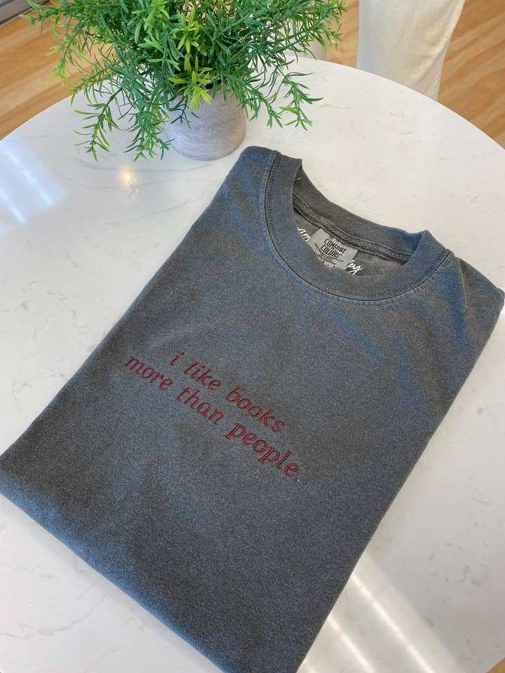 j'aime les livres plus que les gens t-shirt vintage brodé pour la vente par Meghan Ashley Designs Inc.