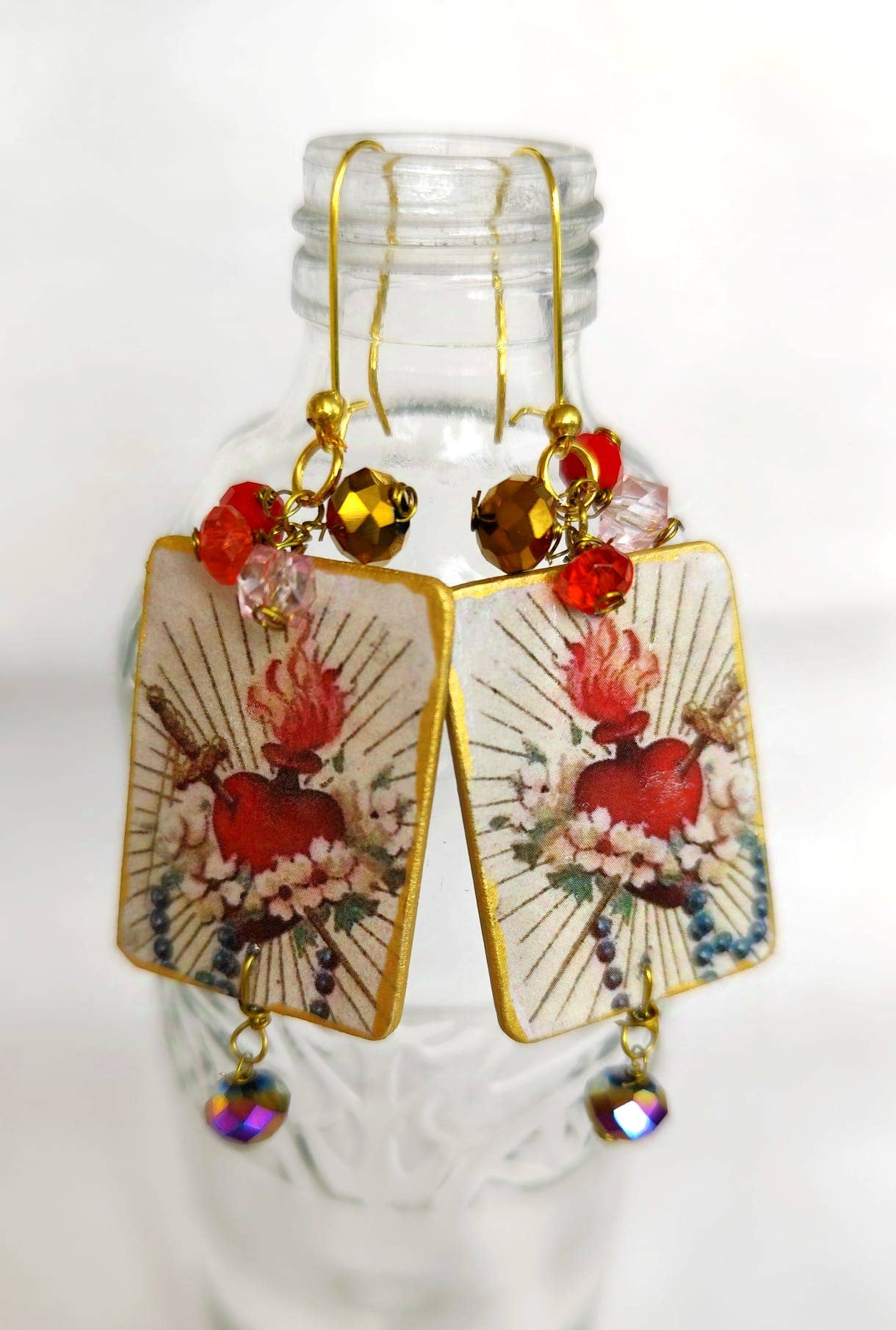 Wild & Free - Wholesale Dangle Earrings - Hermosos pendientes de madera con pintura de sagrado corazón y rosario.1