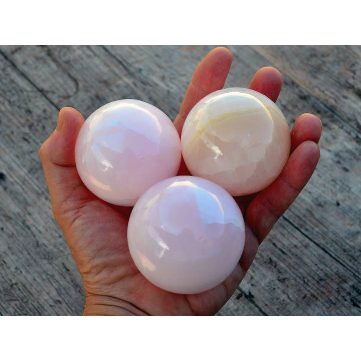 Pink Mangano Calcite kugle (45 mm - 55 mm) for engroshandel hos Kaia & Crystals