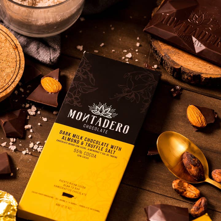 Chocolat au lait noir 55% avec sel de truffe et amandes. pour la vente par Montadero Chocolate